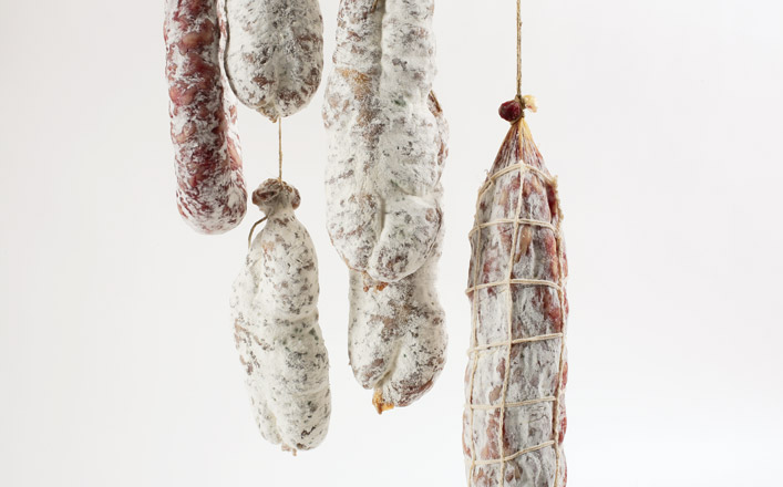 Pour obtenir des saucissons ou des saucisses d'Auvergne, il faut...