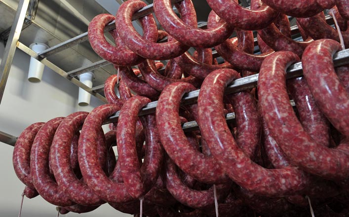 le saucisson ou la saucisse sont placés quelques jours en éuve