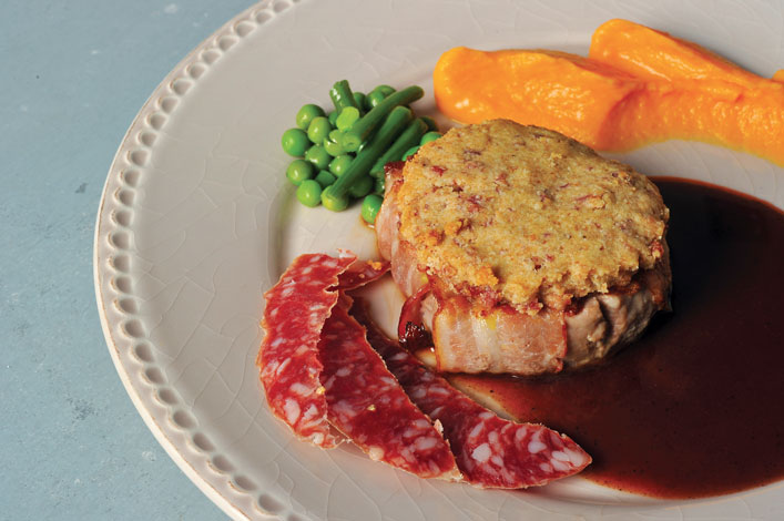 Filet mignon de porc au crumble de saucisse sèche d'Auvergne, miroir de vin rouge