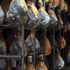 Jambons d’Auvergne dans leur séchoir